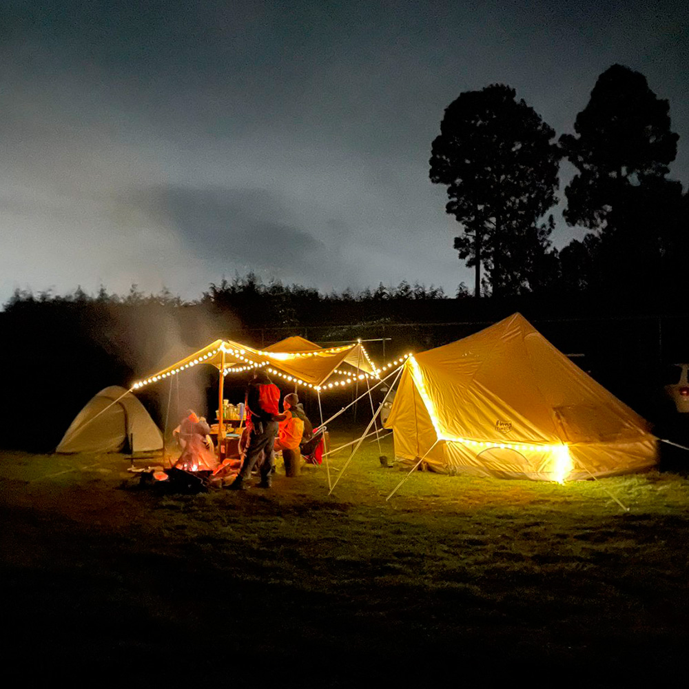 Tienda glamping iluminada